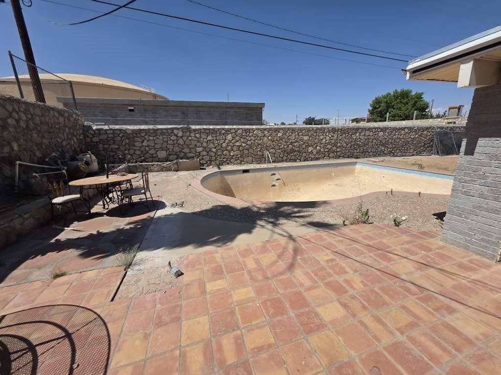 Exterior, Pool