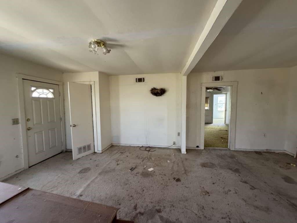 Empty room, Interior