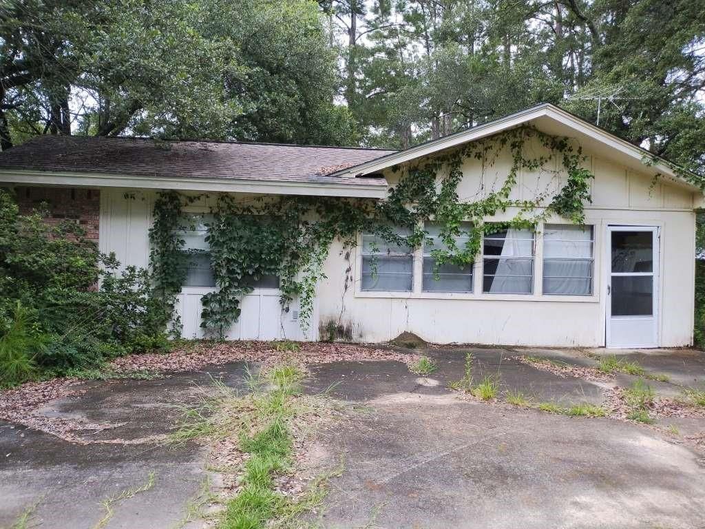 Exterior, Facade, Ranch