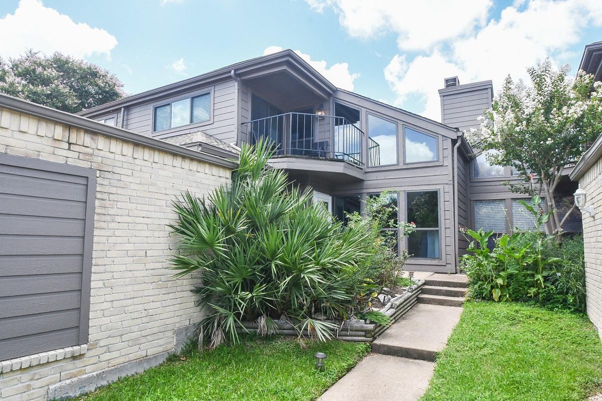 Exterior, Facade, Modern