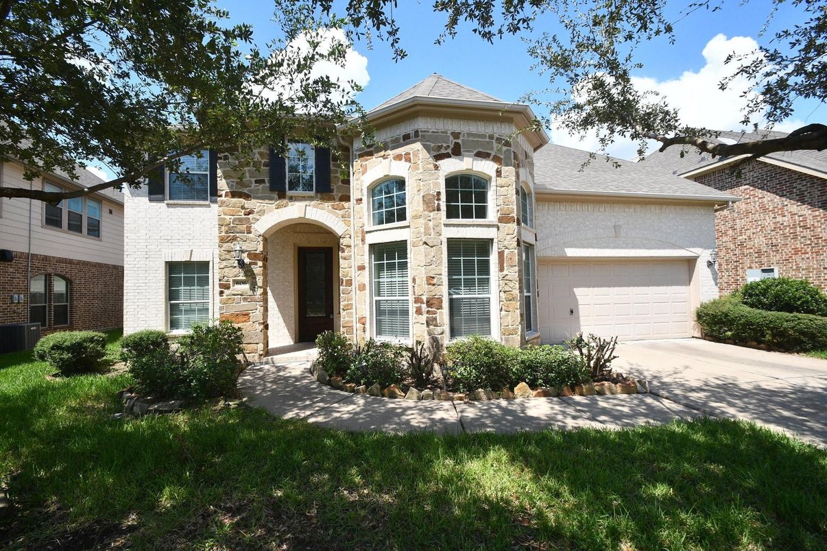 Attached, Exterior, Facade, French Provincial