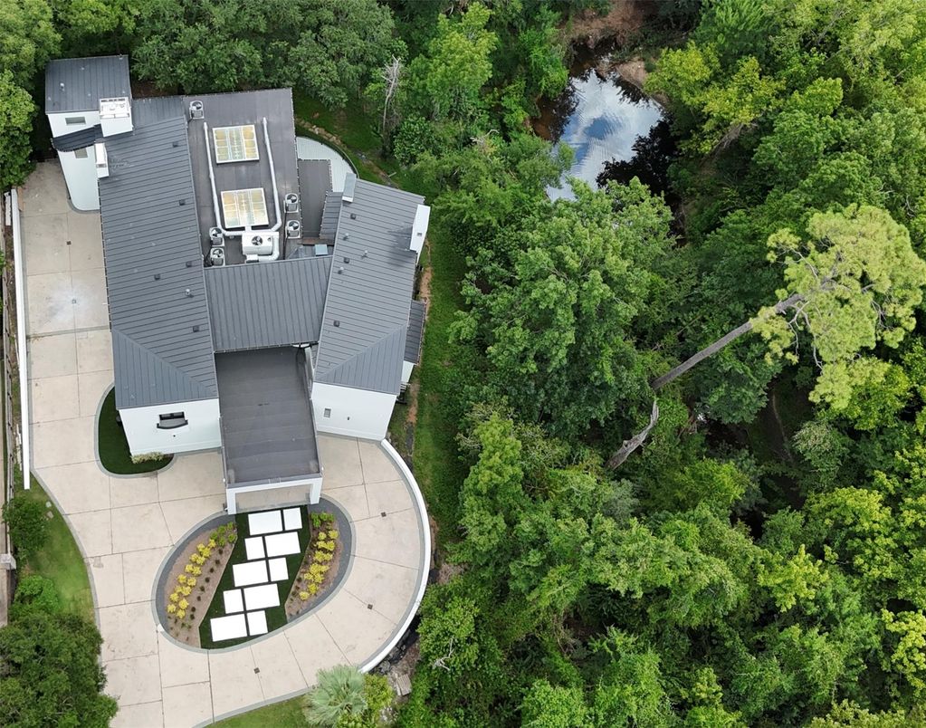 Exterior, Drone