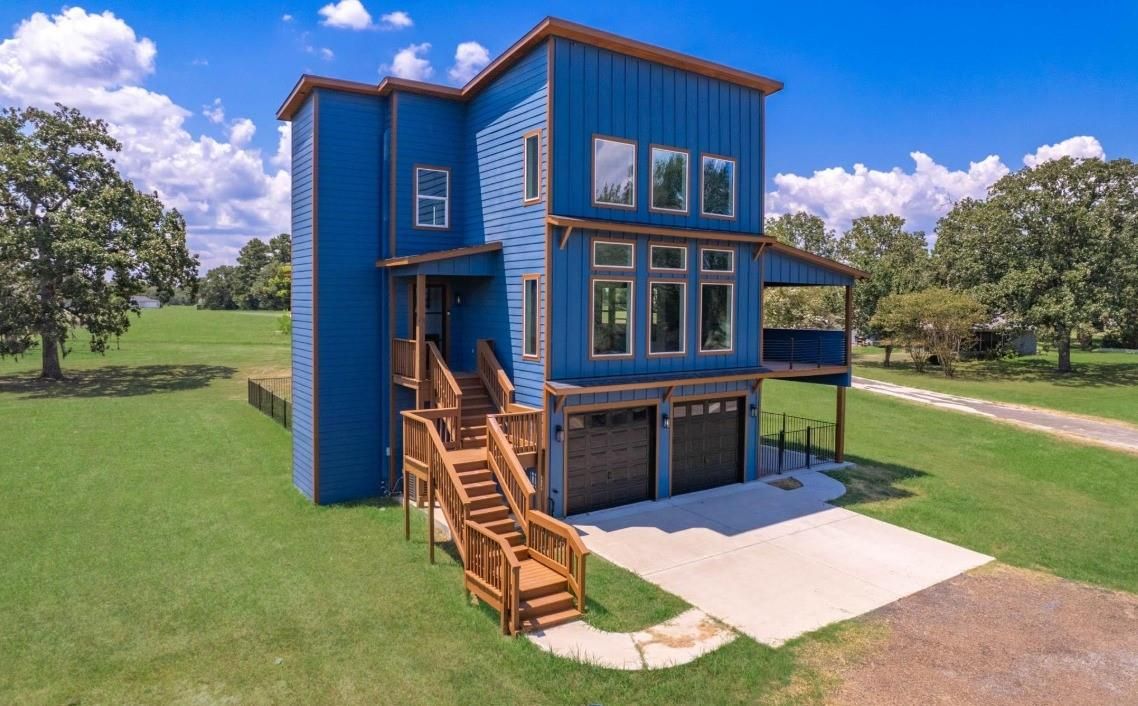 Attached, Backyard, Exterior, Facade, Modern
