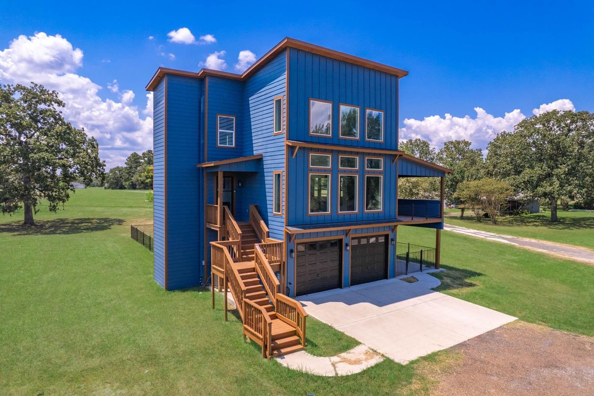 Backyard, Exterior, Facade, Modern