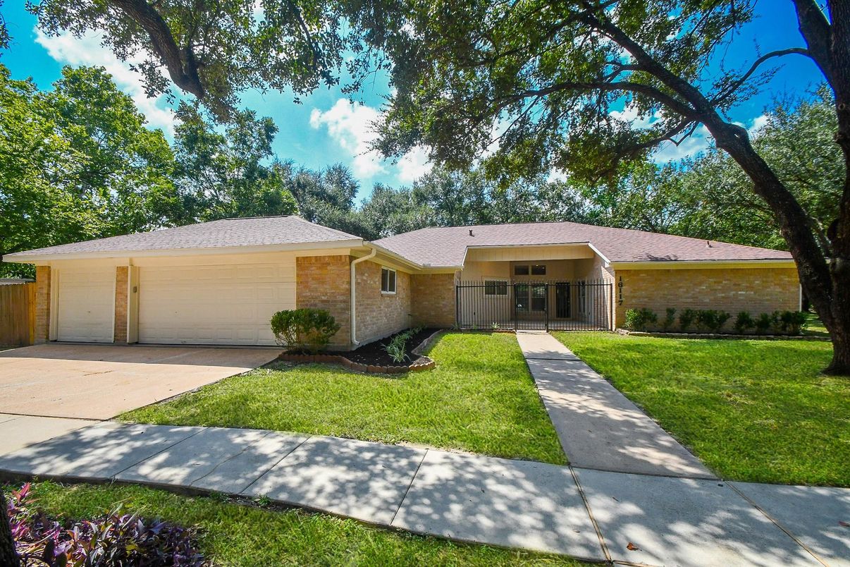 Attached, Backyard, Exterior, Facade, Brick Facade, Ranch