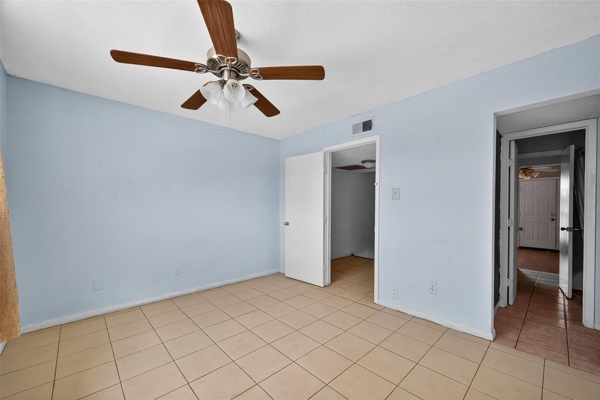 Empty room, Interior