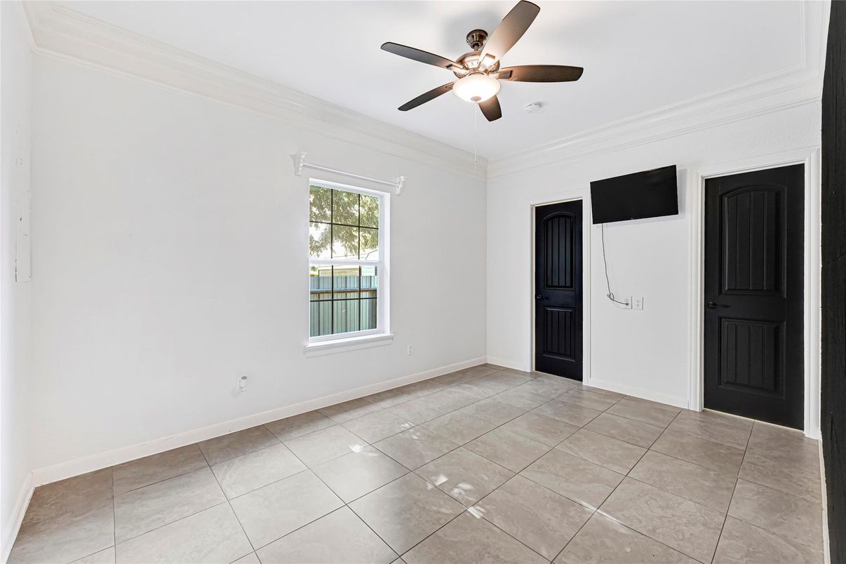 Empty room, Interior