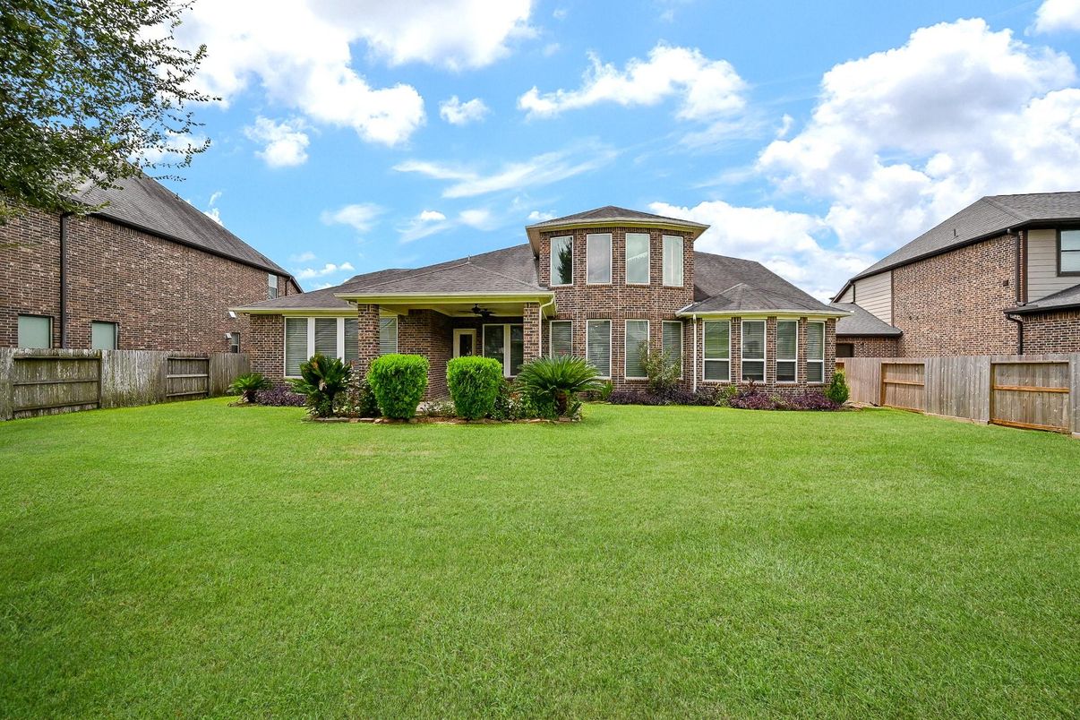 Backyard, Exterior, Facade, Brick Facade, Log Home