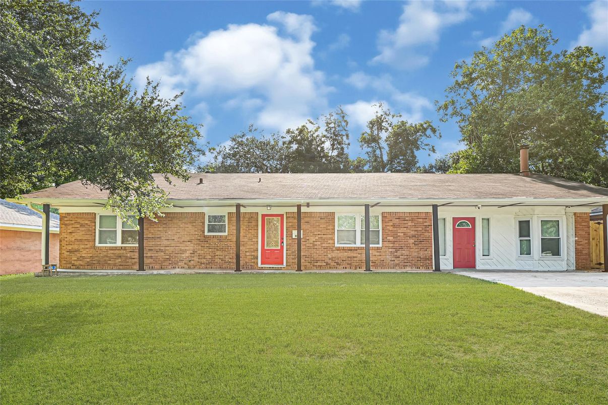 Exterior, Facade, Brick Facade, Ranch
