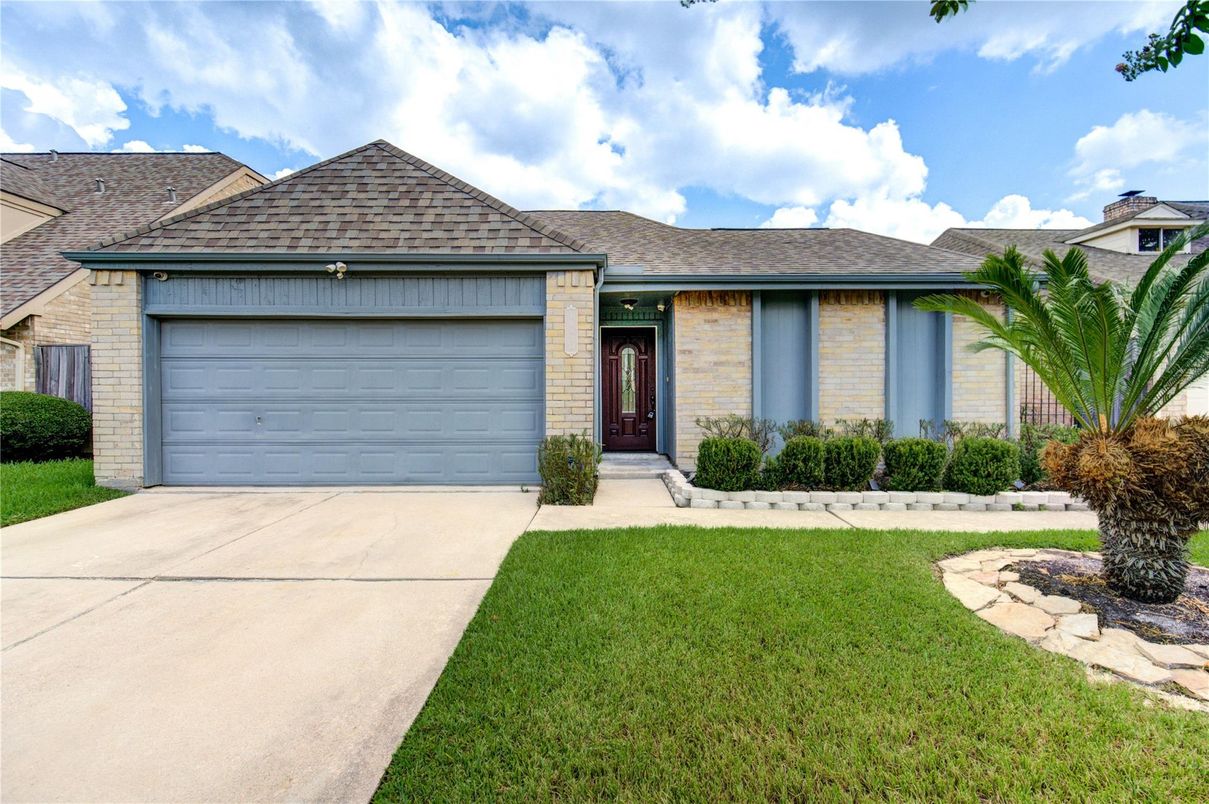 Attached, Exterior, Facade, Ranch
