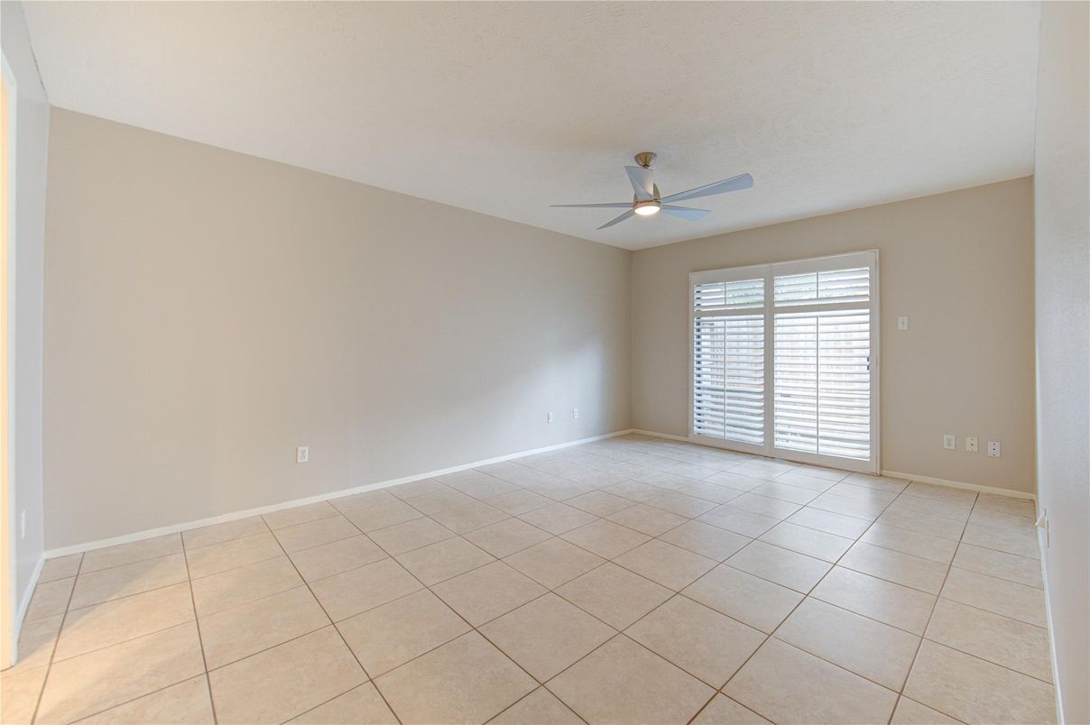 Empty room, Interior