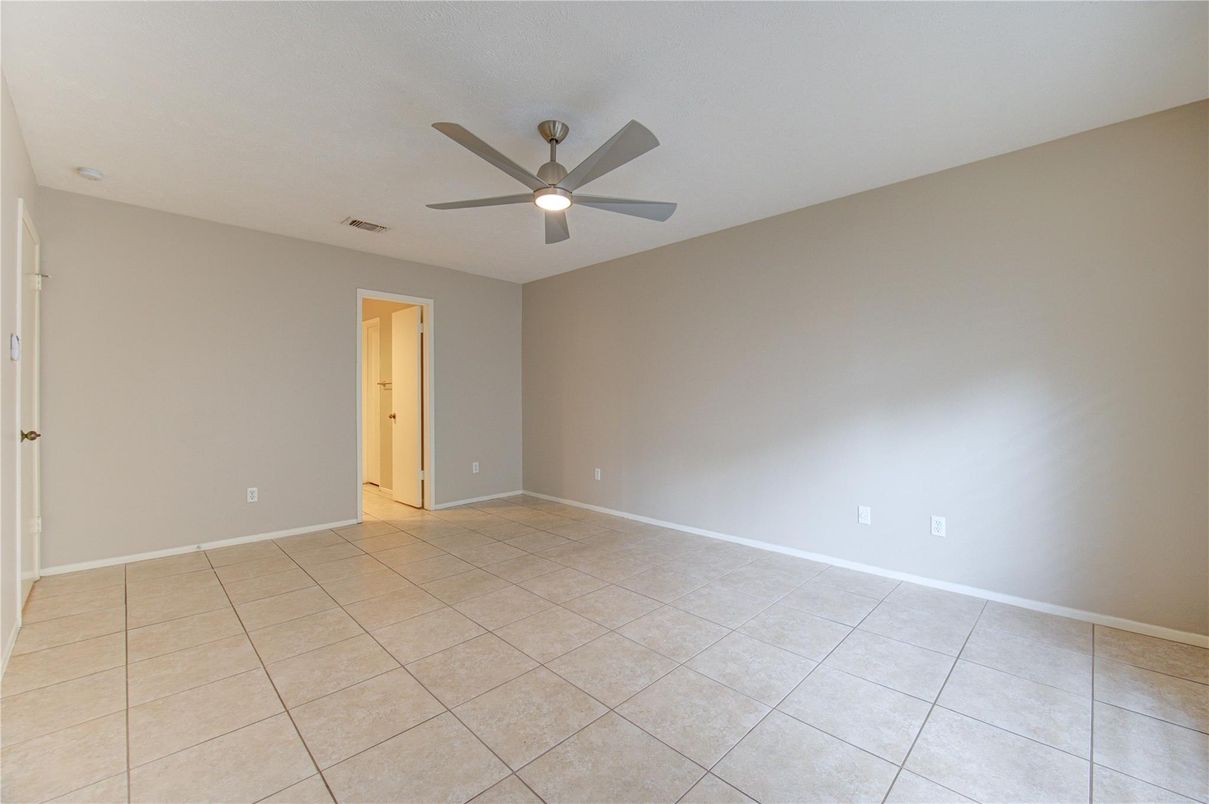 Empty room, Interior