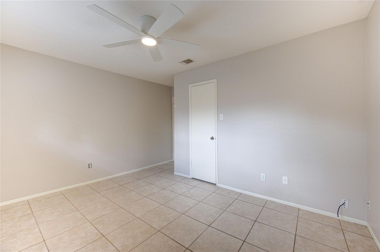 Empty room, Interior