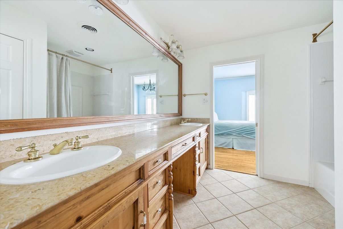 Bathroom, Bedroom, Dual Sink Vanities, Interior