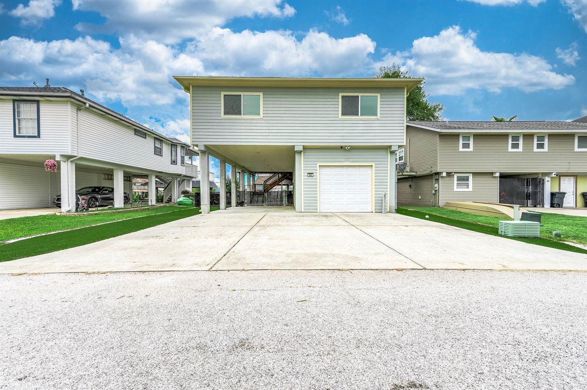 Attached, Exterior, Facade, Split Level