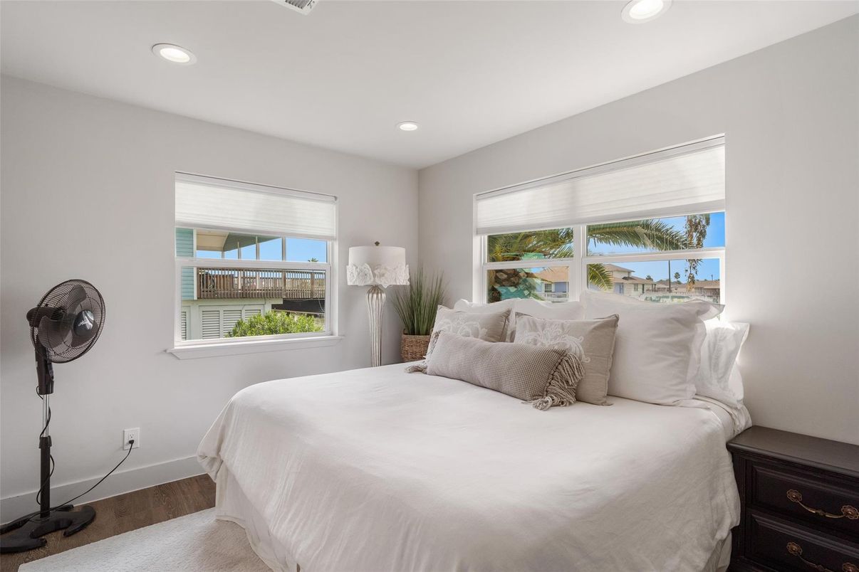 Bedroom, Interior, Recessed Lighting, Water