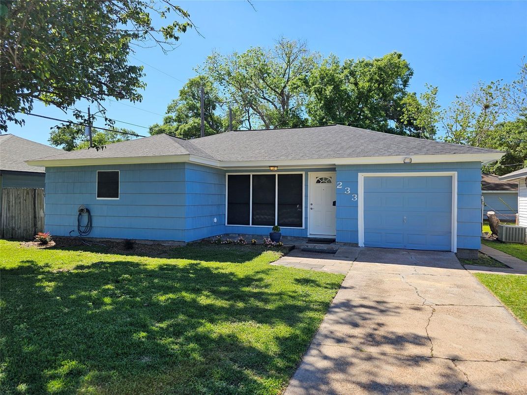 Attached, Exterior, Facade, Ranch