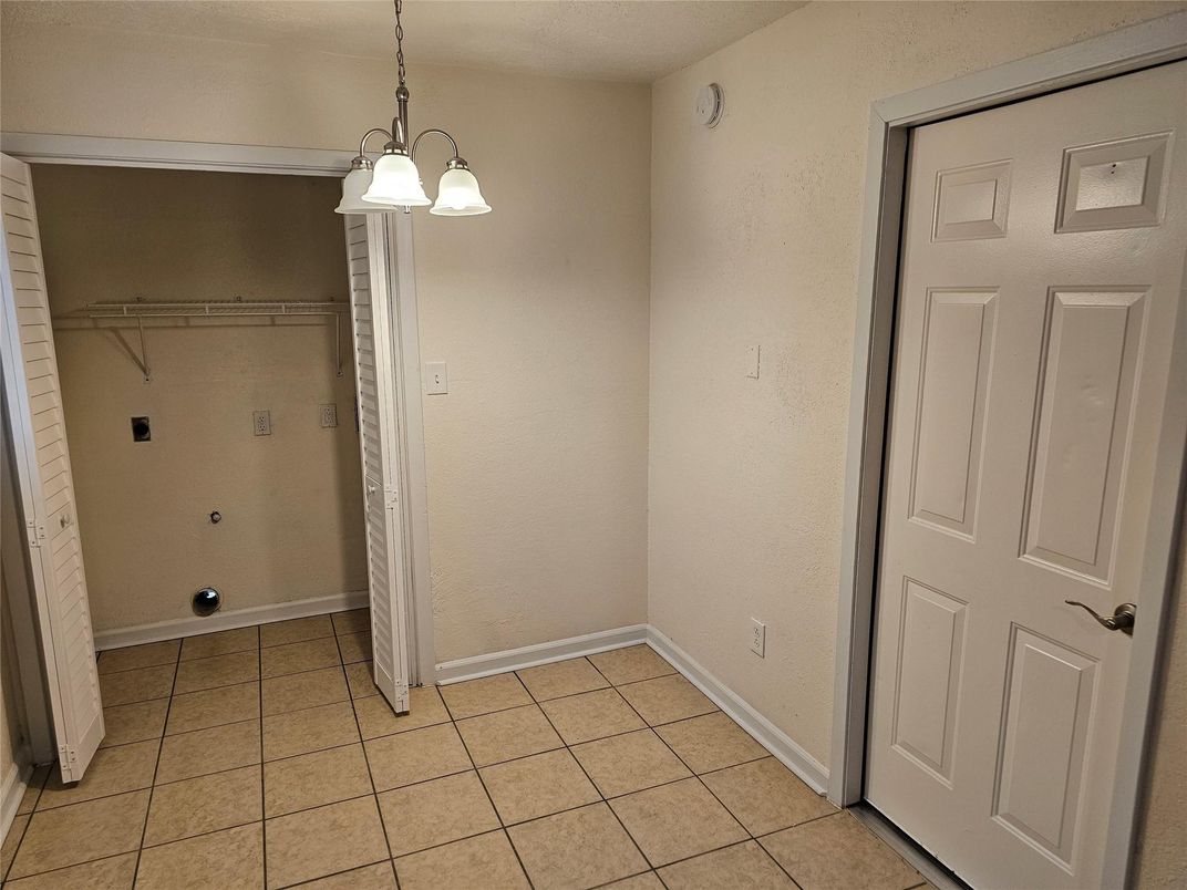 Empty room, Interior, Pendant Lights