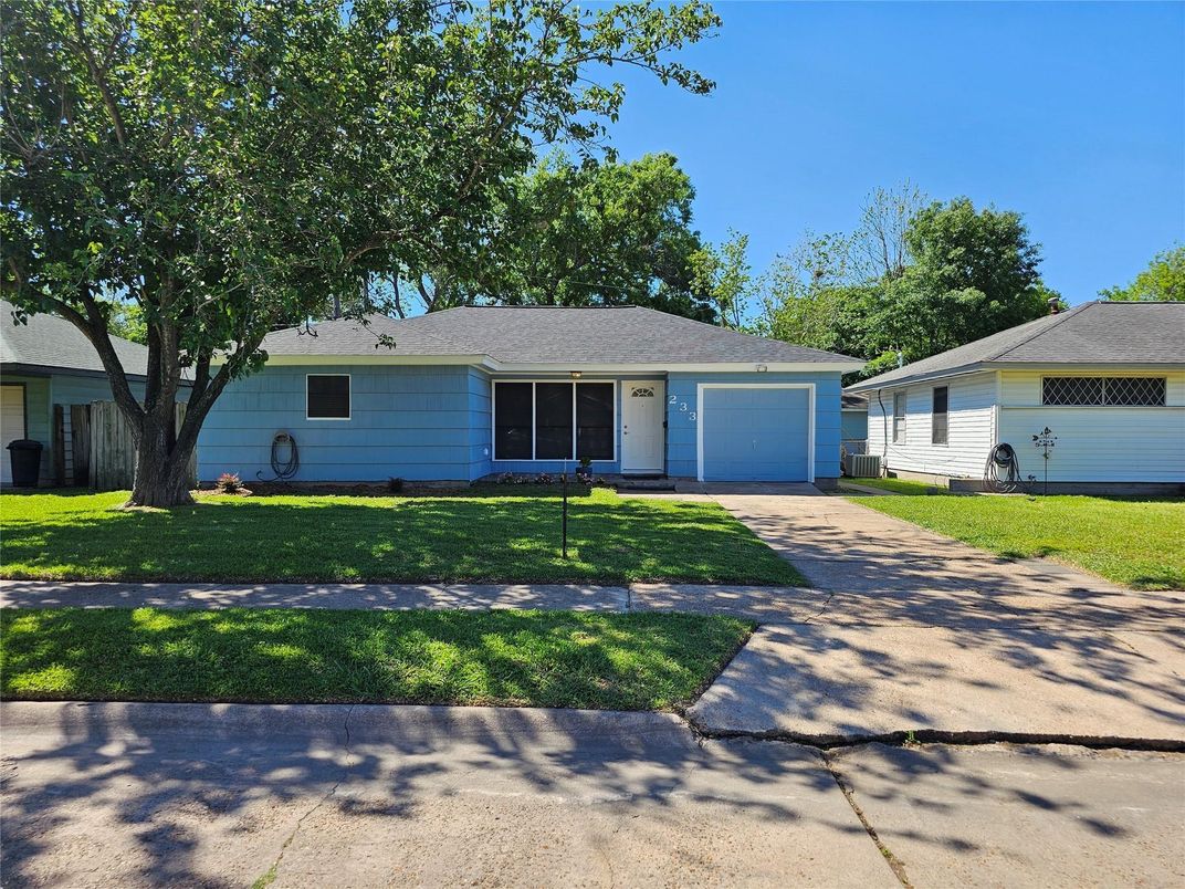 Attached, Exterior, Facade, Ranch