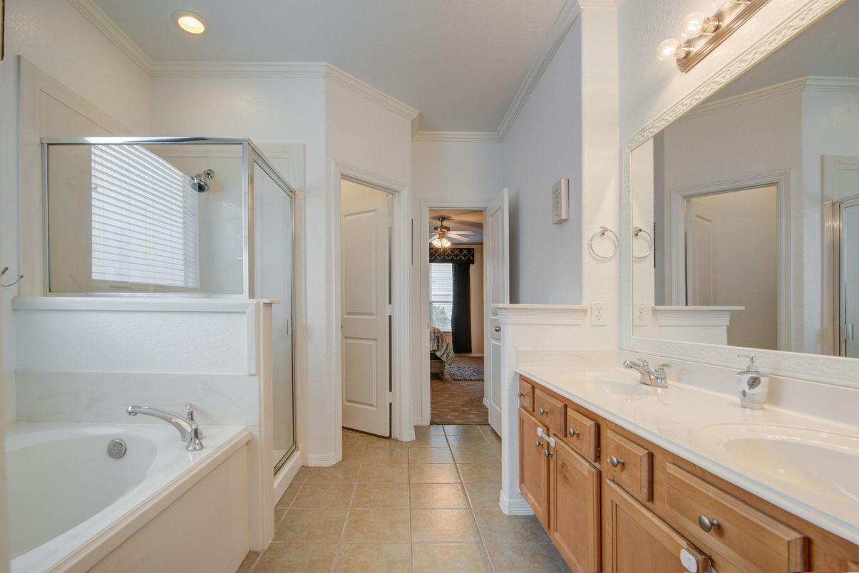 Bathroom, Dual Sink Vanities, Interior, Recessed Lighting