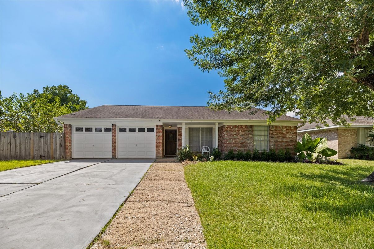 Attached, Exterior, Facade, Brick Facade, Ranch