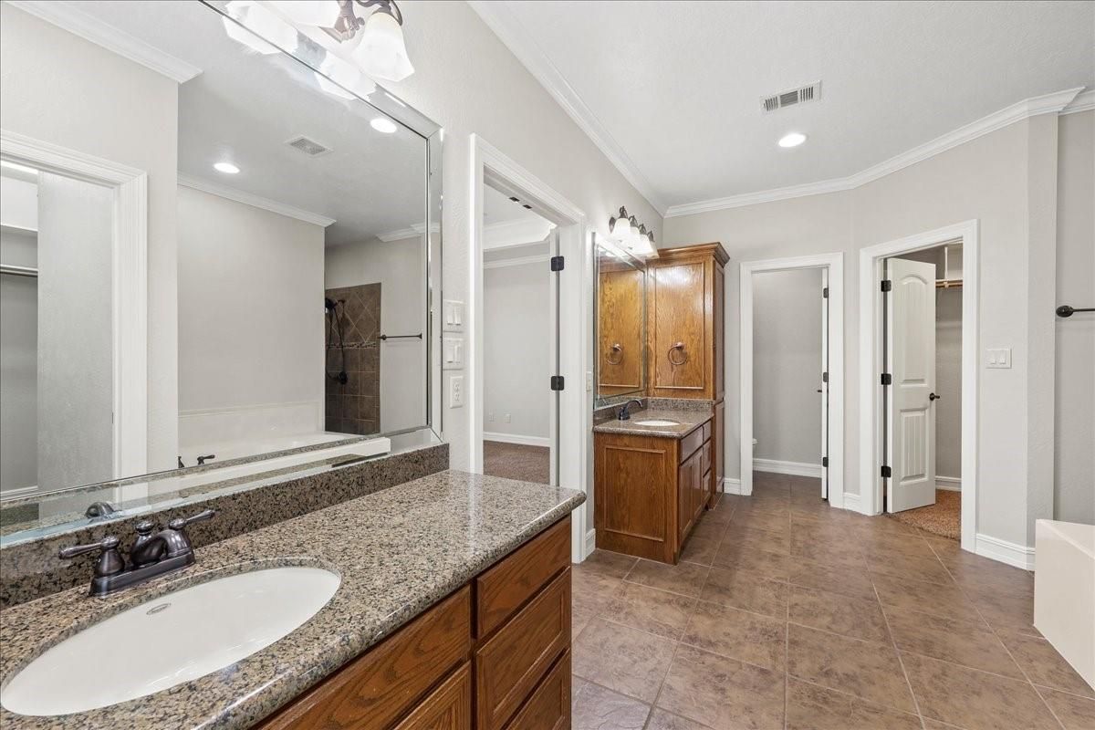 Bathroom, Dual Sink Vanities, Interior, Recessed Lighting