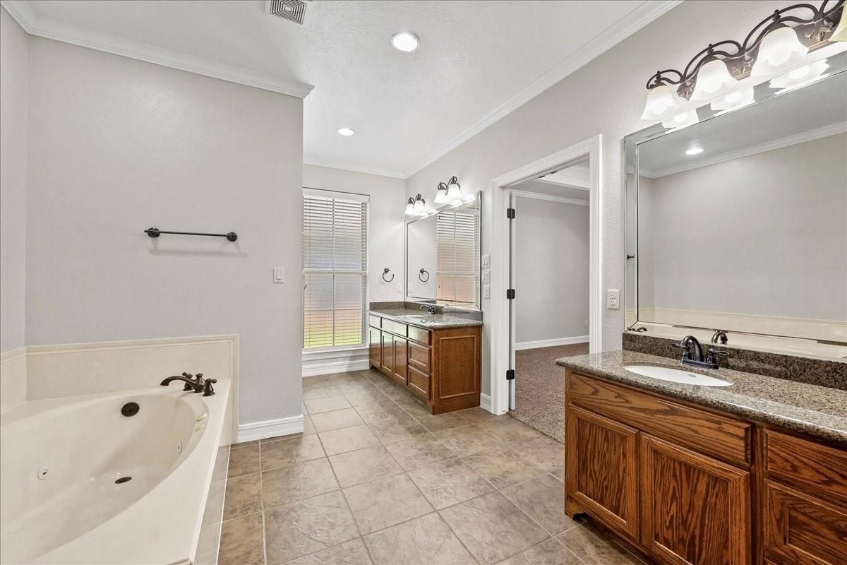 Bathroom, Dual Sink Vanities, Interior, Recessed Lighting