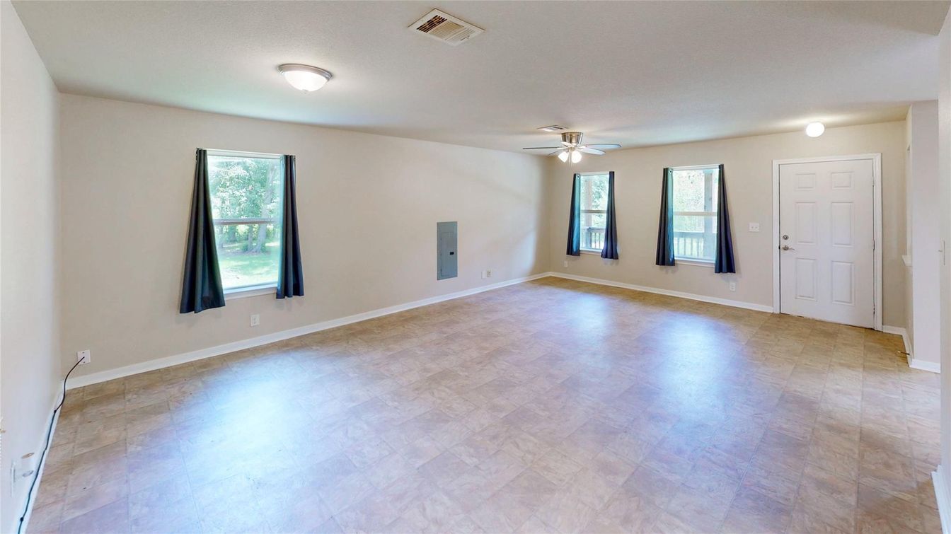 Empty room, Interior