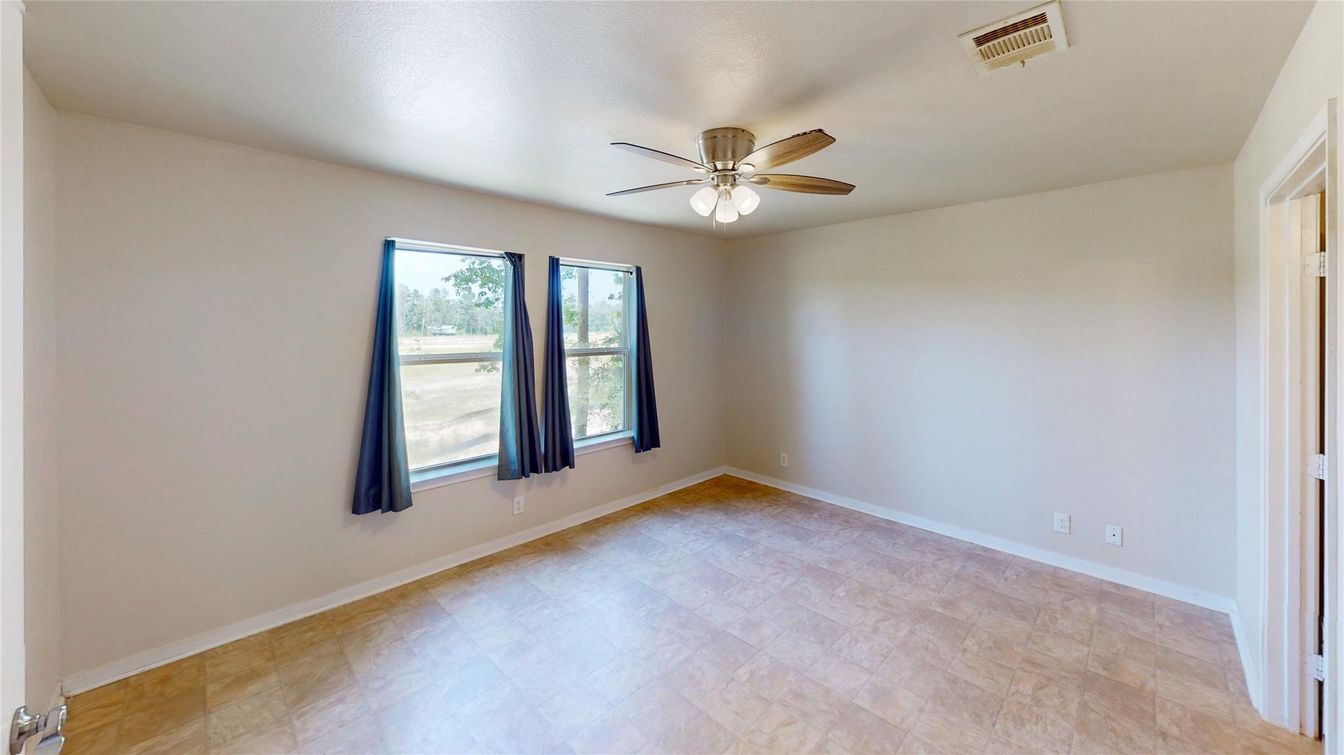 Empty room, Interior