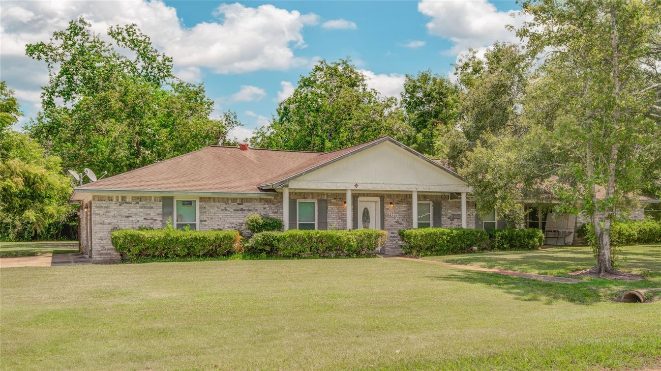 Backyard, Exterior, Facade, Brick Facade, Ranch