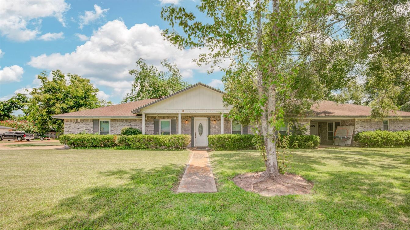 Backyard, Exterior, Facade, Brick Facade, Ranch