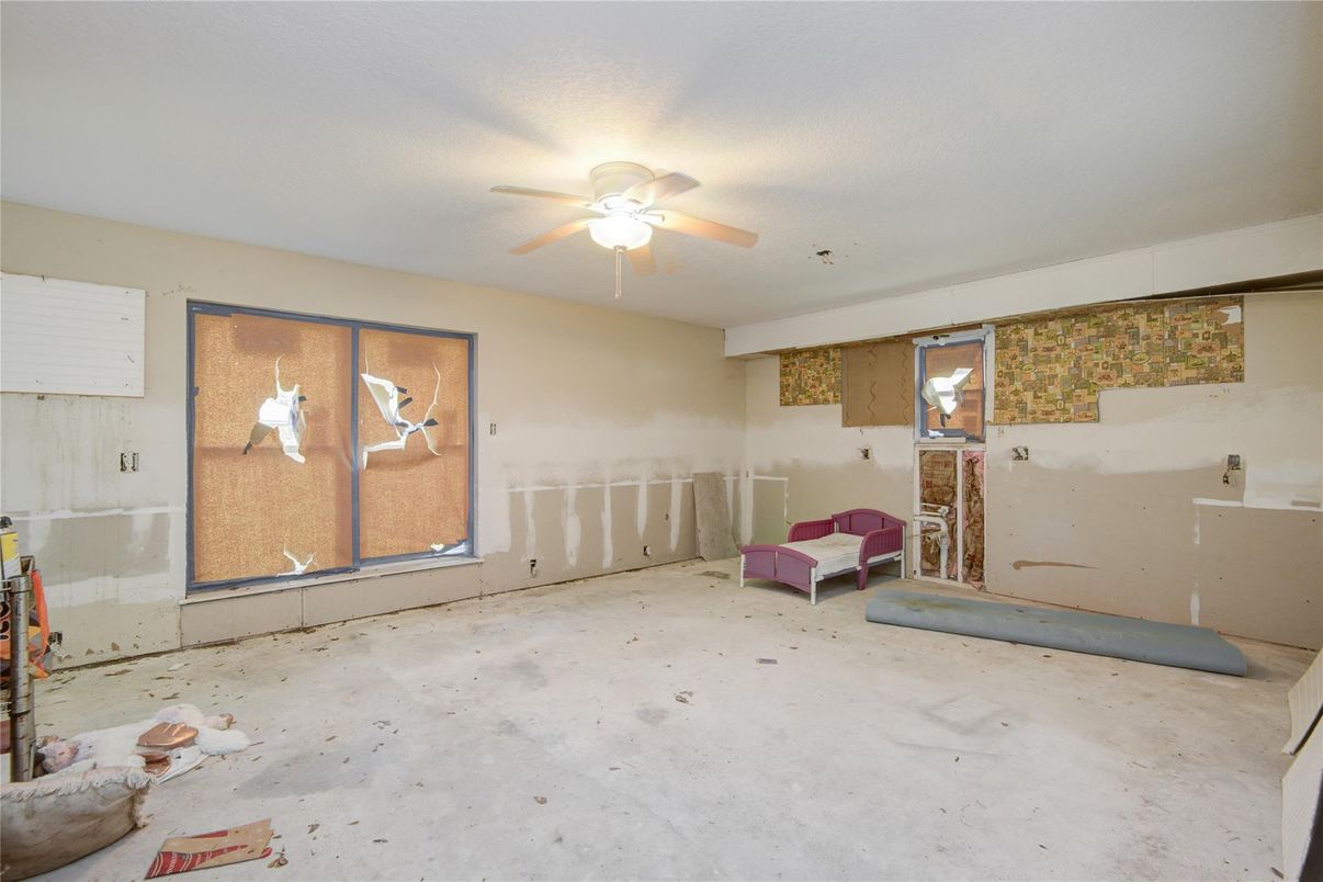 Empty room, Interior