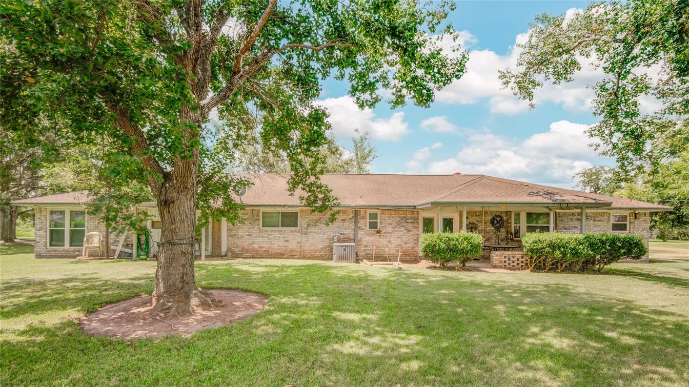 Backyard, Exterior, Facade, Ranch