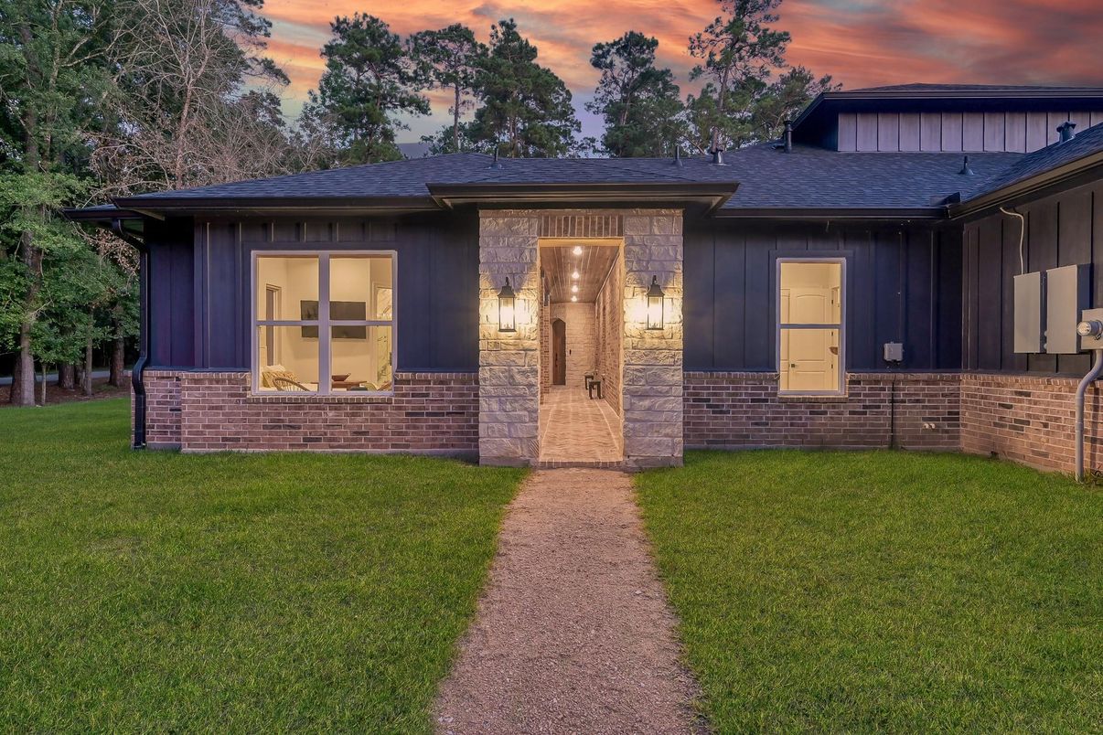 Backyard, Exterior, Facade, Ranch
