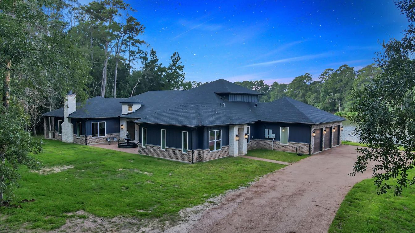 Backyard, Exterior, Facade, Brick Facade, Ranch