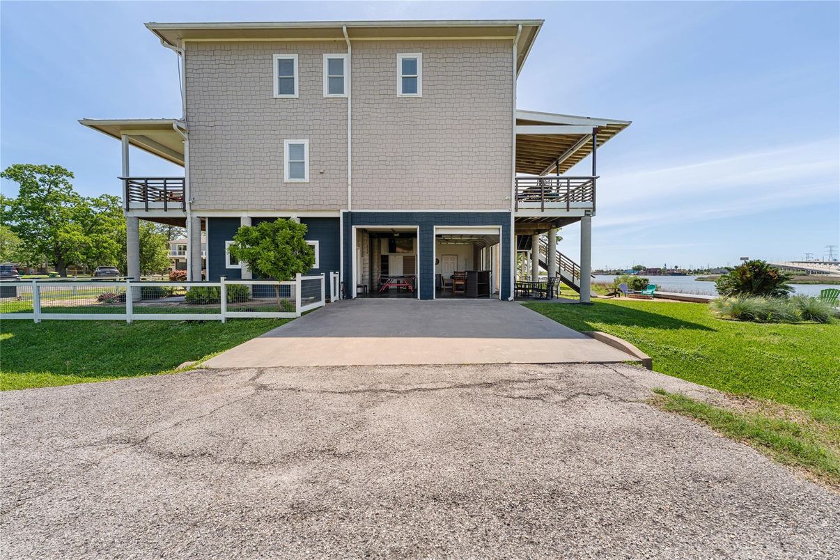 Exterior, Facade, Modern