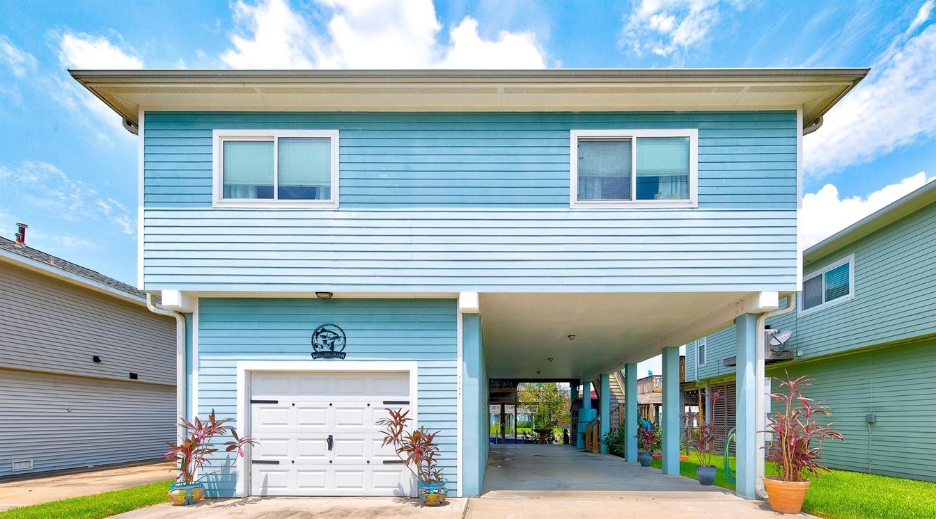 Attached, Exterior, Facade, Raised Ranch