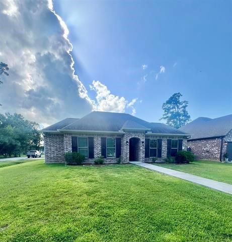 Backyard, Exterior, Facade, Brick Facade, Ranch