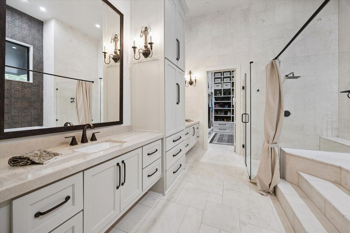 Bathroom, Dual Sink Vanities, Interior, Recessed Lighting