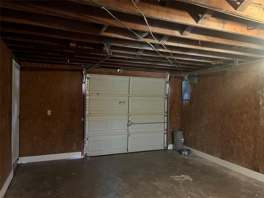 Garage, Interior, Wooden Beams