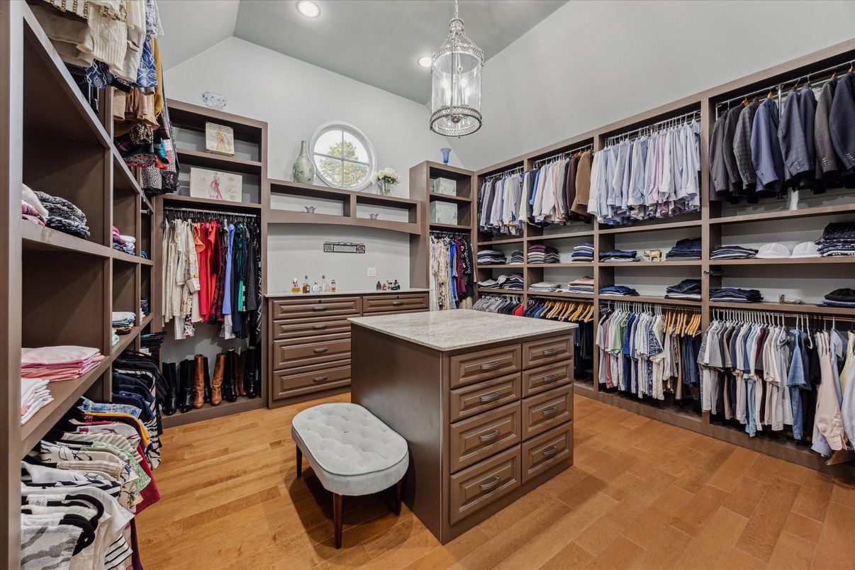 Interior, Pendant Lights, Recessed Lighting, Walk-in Closets, Wood Texture Flooring