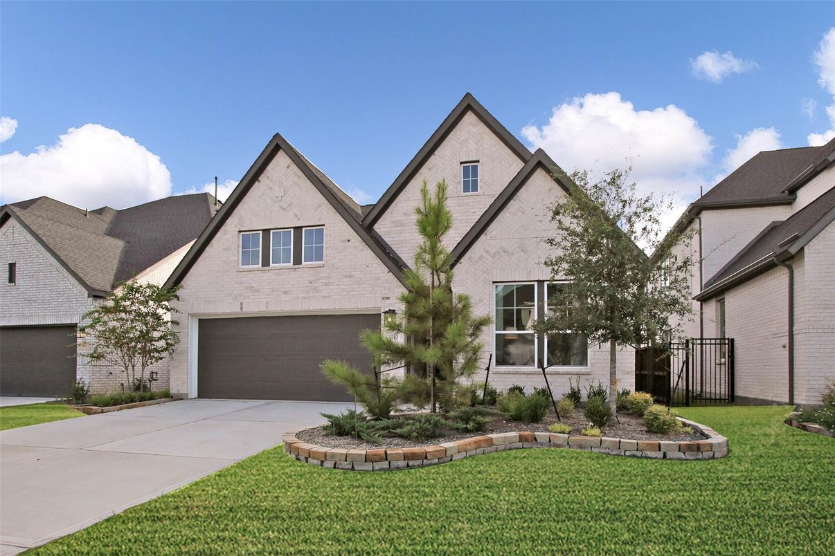 Attached, Exterior, Facade, Brick Traditional