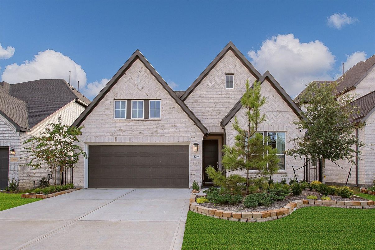 Attached, Exterior, Facade, Brick Traditional