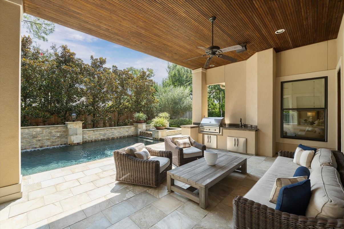 Exterior, Outdoor Kitchen, Pool