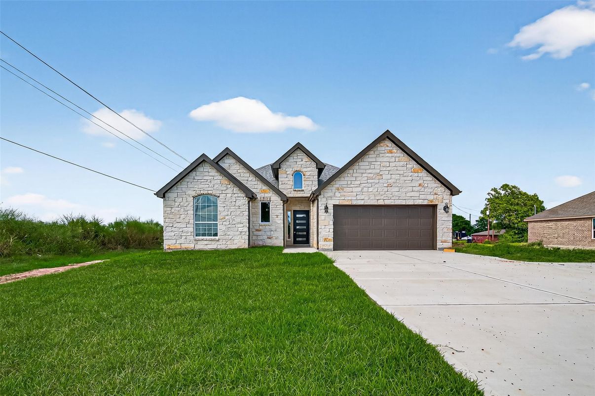 Attached, Exterior, Facade, Brick Traditional
