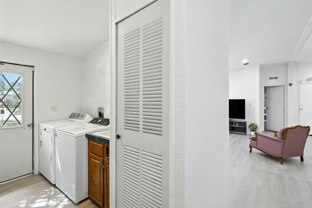 Interior, Utility Closets, Washer, Wood Texture Flooring