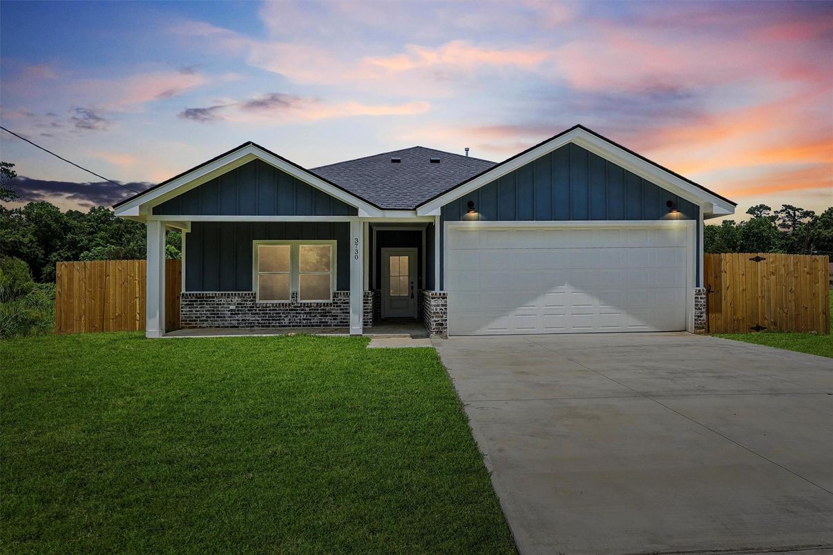 Attached, Exterior, Facade, Ranch
