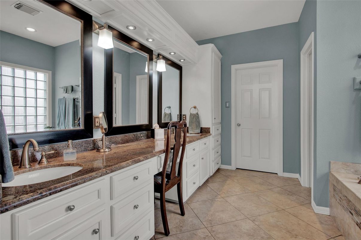 Bathroom, Dual Sink Vanities, Interior, Recessed Lighting