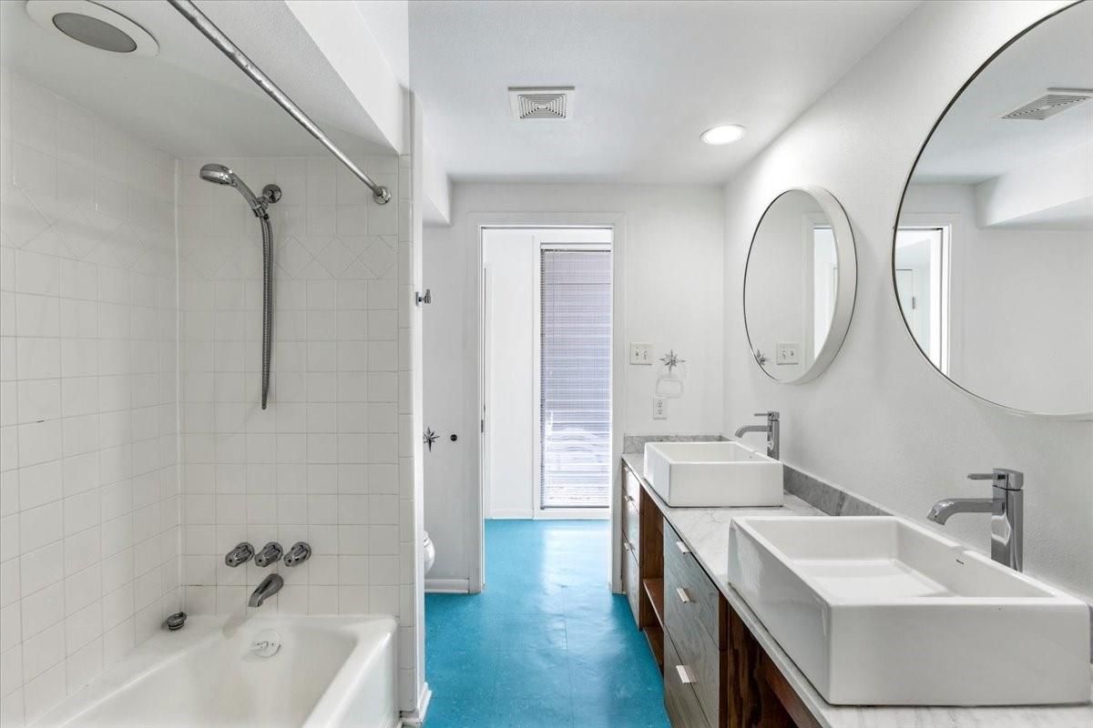 Bathroom, Dual Sink Vanities, Interior, Recessed Lighting