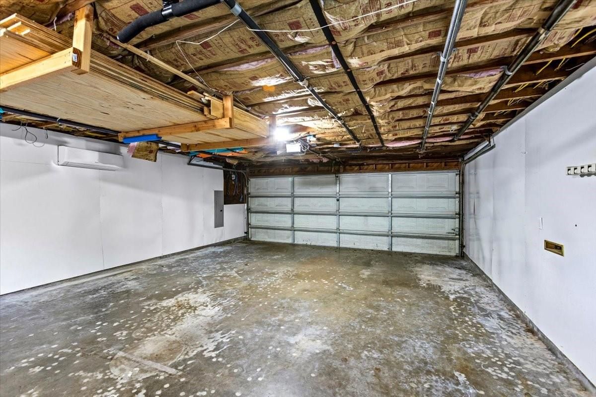Garage, Interior, Wooden Beams